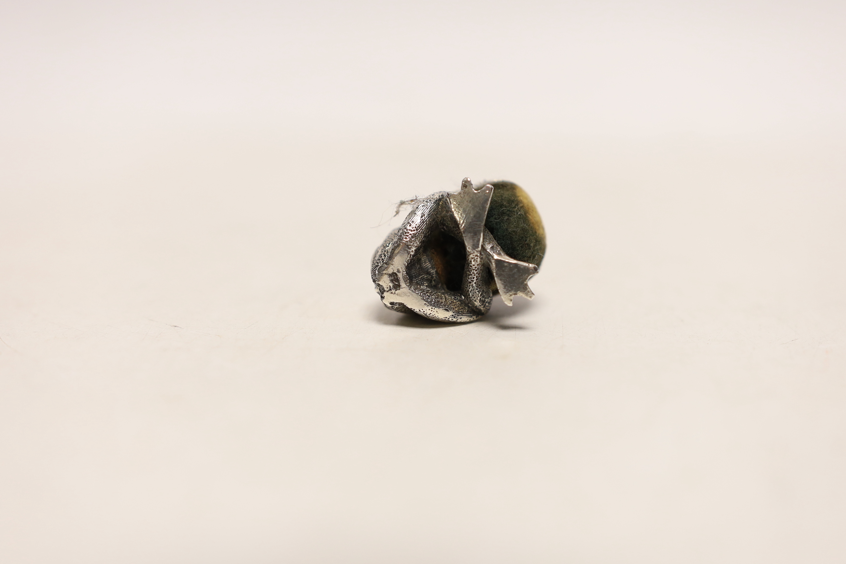 A novelty 925 pin cushion, modelled as a toad embracing the cushion, 28mm.